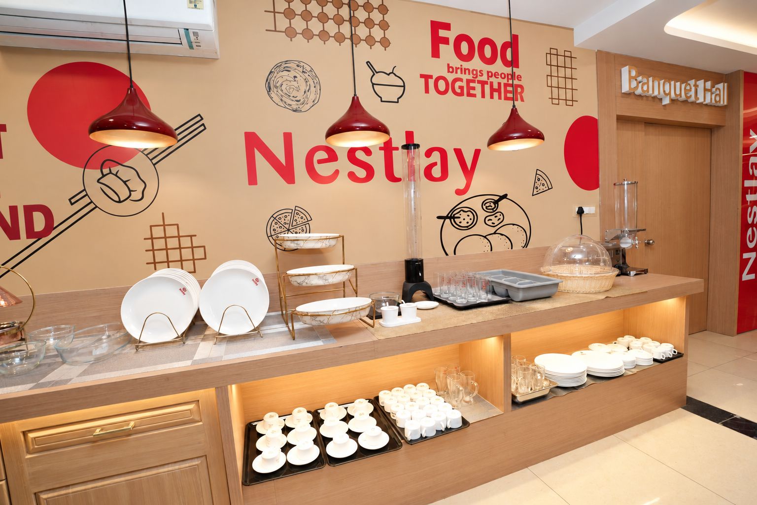 Un punto de comidas Nestay con una variedad de platos y utensilios, incluyendo platos, tazones y vasos.