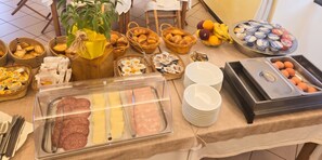 A buffet with various food items including pastries, fruits, and dairy products. - Hotel Montallegro  (Rapallo)