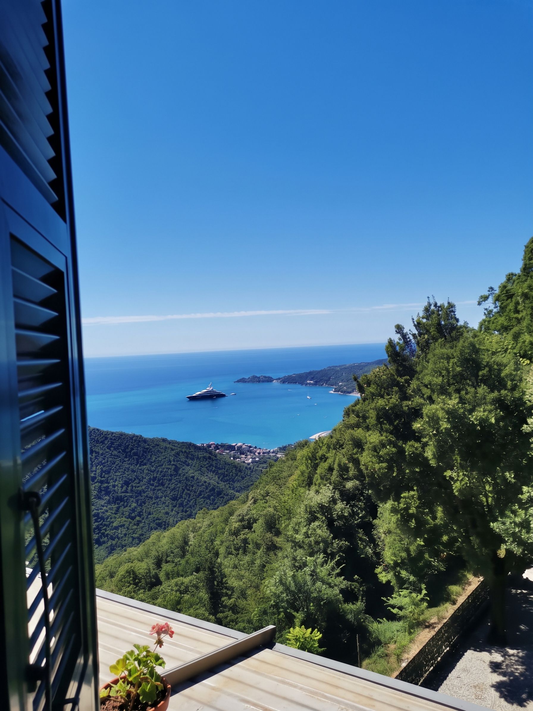 Un balcón con vista a un paisaje costero, que incluye un yate y una isla distante.