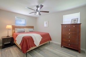 A bedroom with a bed, a nightstand, a dresser, a ceiling fan, and a window with blinds. - 1 Mi to Lsu! Stylish University South Base (Baton Rouge)