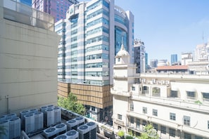 Um edifício alto com várias unidades de ar condicionado no terraço.