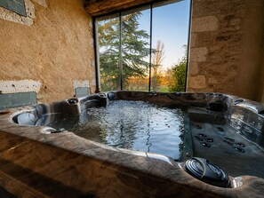Bồn tắm spa trong nhà