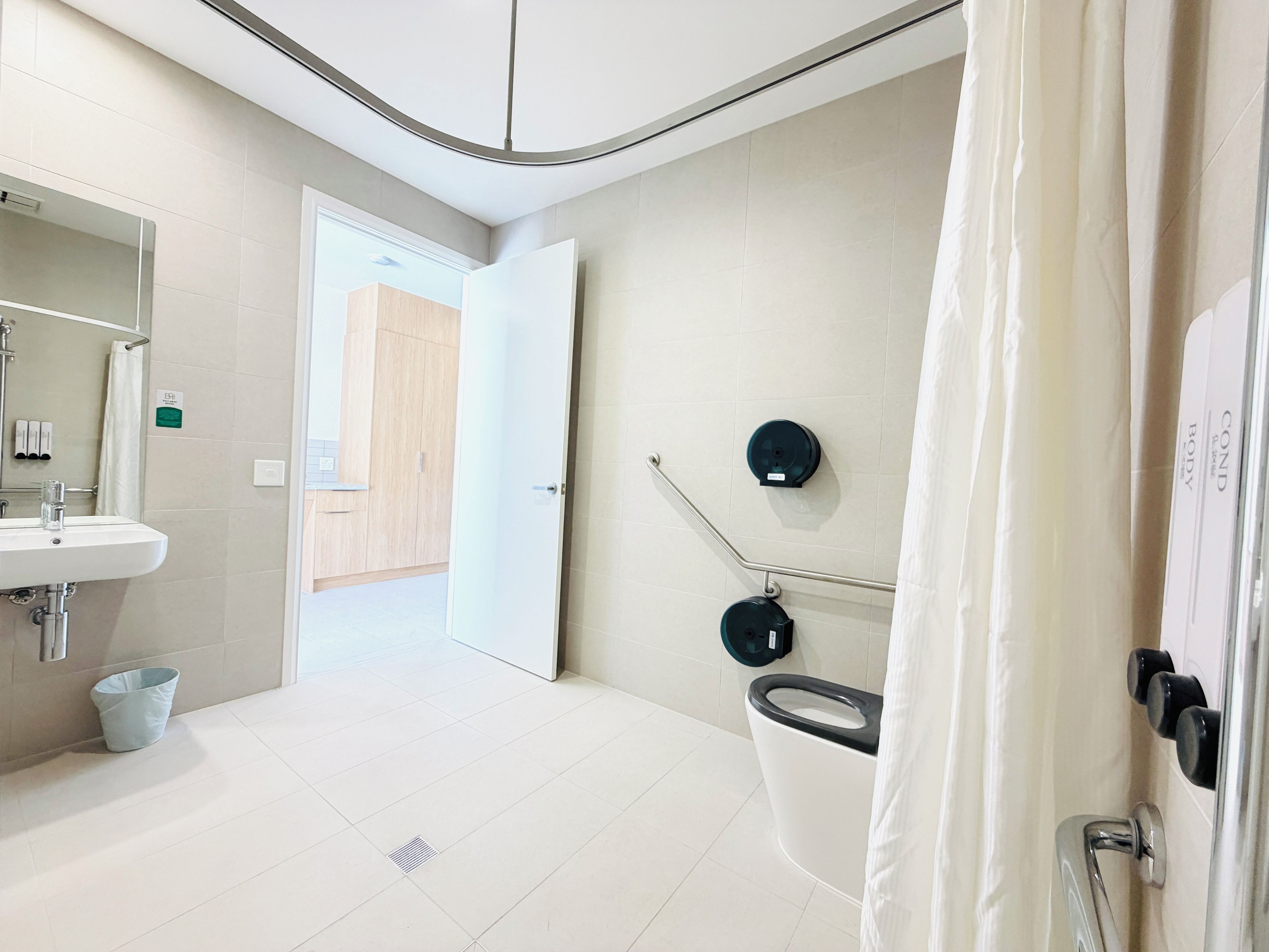 Un baño moderno con inodoro, bidé y lavamanos.