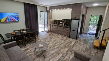 Un espacio moderno para vivir con comedor, cocina y una escalera.