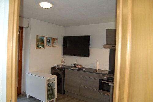 Renovated one-bedroom apartment on the first floor with private parking, 5 minutes from downtown