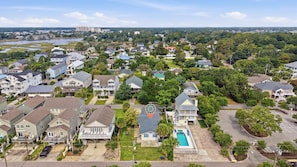 A residential area with houses, a swimming pool, and a large body of water in the background. - Sea Breeze 3-Unit Beach House 1 Block to Beach (North Myrtle Beach)