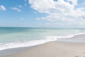 A beach with clear water and a sandy shore. - Sea Star One Block to the Beach Top Location (North Myrtle Beach)