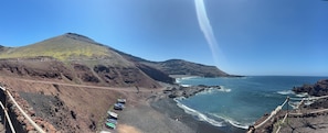 A coastal landscape with a mountain, a beach, and a clear sky. - Villa la Hoya: Private Heated Pool and Sunsets (La Hoya)