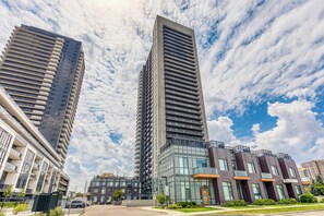 Um edifício moderno com fachada de vidro e design vertical marcante.