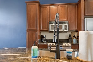 Private kitchen - Rick's Chill Pad for 4 - Chic Downtown Billings Retreat (Billings)