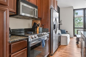 Private kitchen - Rick's Chill Pad for 4 - Chic Downtown Billings Retreat (Billings)