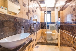 A modern bathroom with a freestanding bathtub, a glass-enclosed shower, and a toilet. - Coliwo Deux Hostel - Chandan Nagar (Pune)