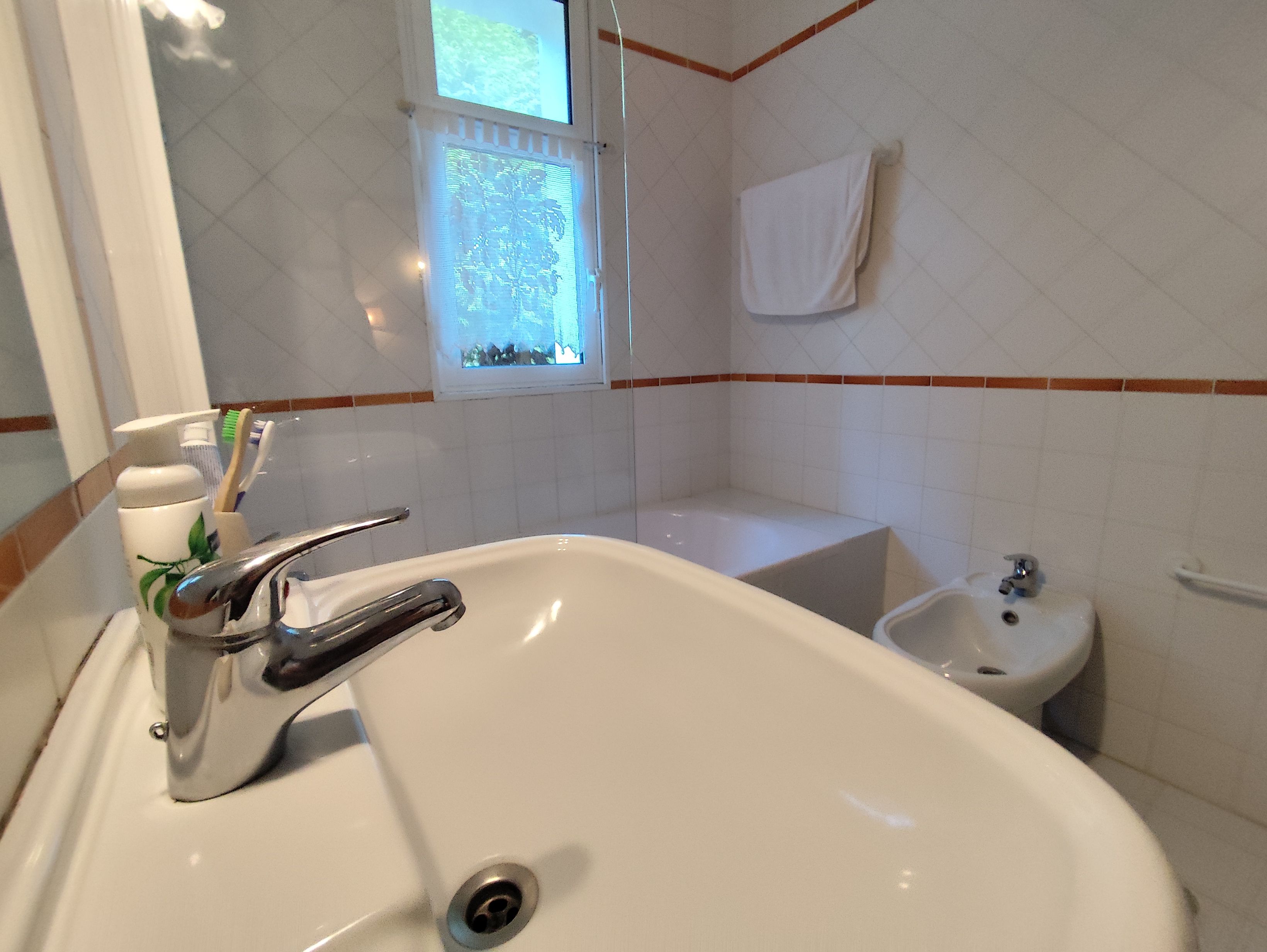 Une salle de bain avec une baignoire, un lavabo et un bidet.