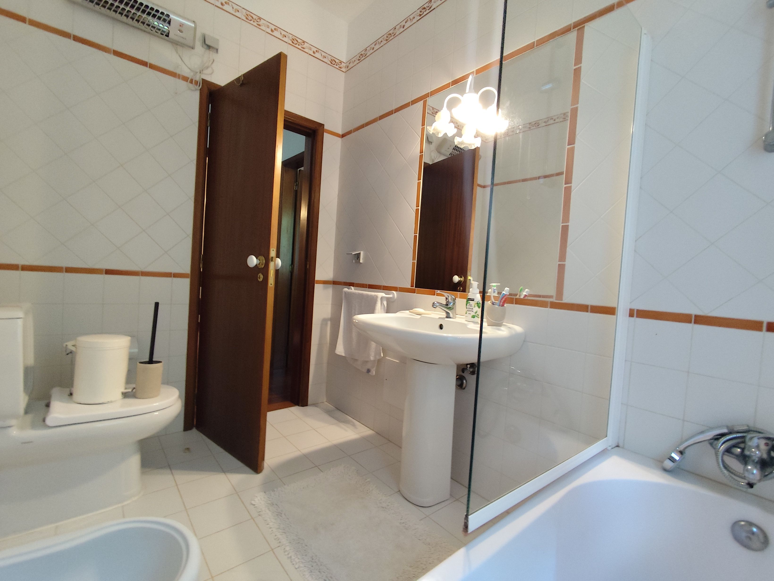 Un baño con inodoro, lavamanos y bañera.