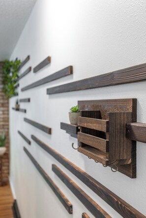 Eine Wand mit horizontal angeordneten Holzleisten.