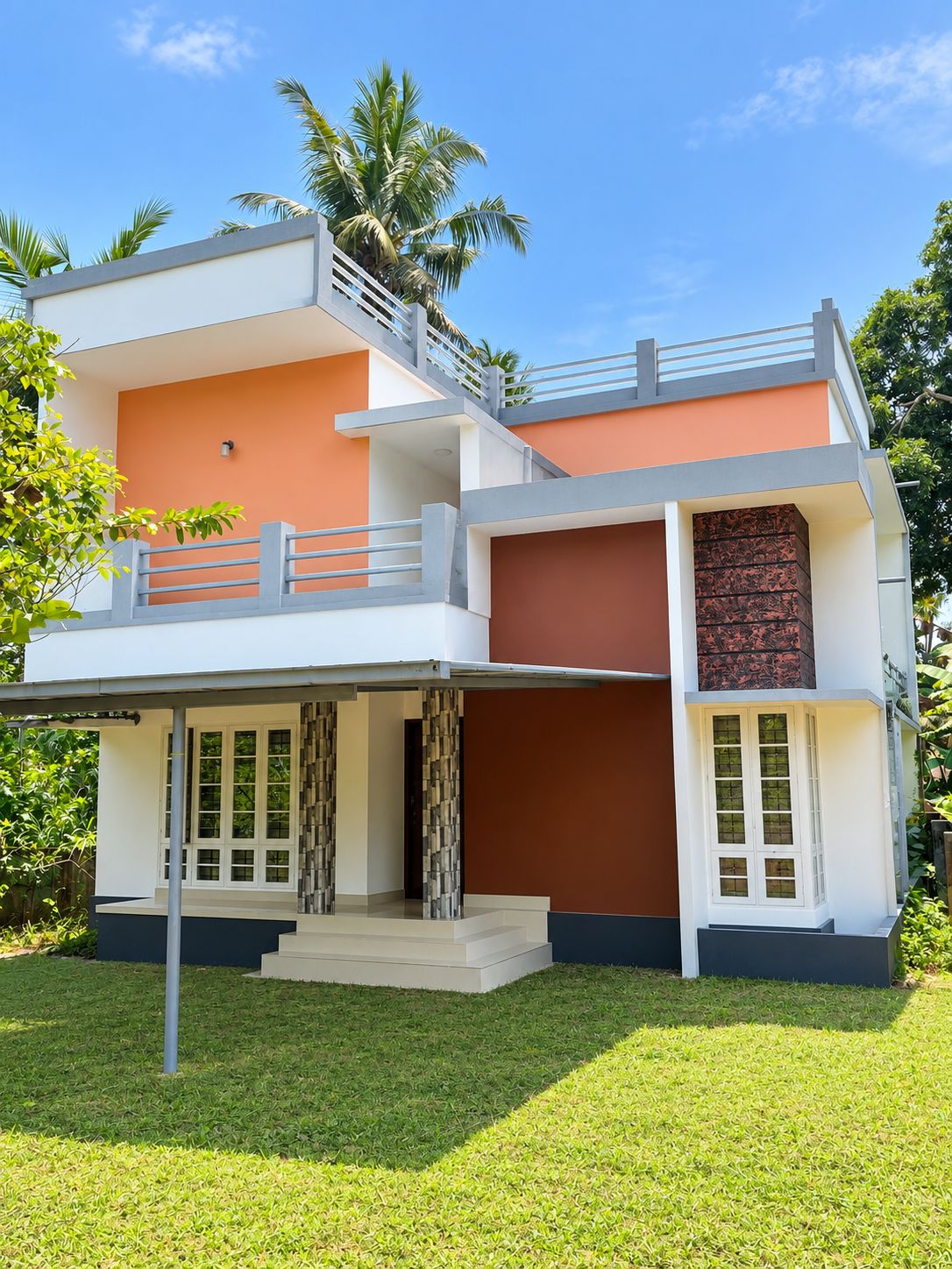 Une maison à deux étages avec un balcon, un escalier menant à l’étage supérieur et une porte d’entrée.
