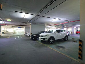 Un aparcament de pànic amb cotxes estacionats en diferents plantes.