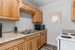 Private kitchen - Montana Retreat Cozy, Convenient & Pet-Friendly (Billings)
