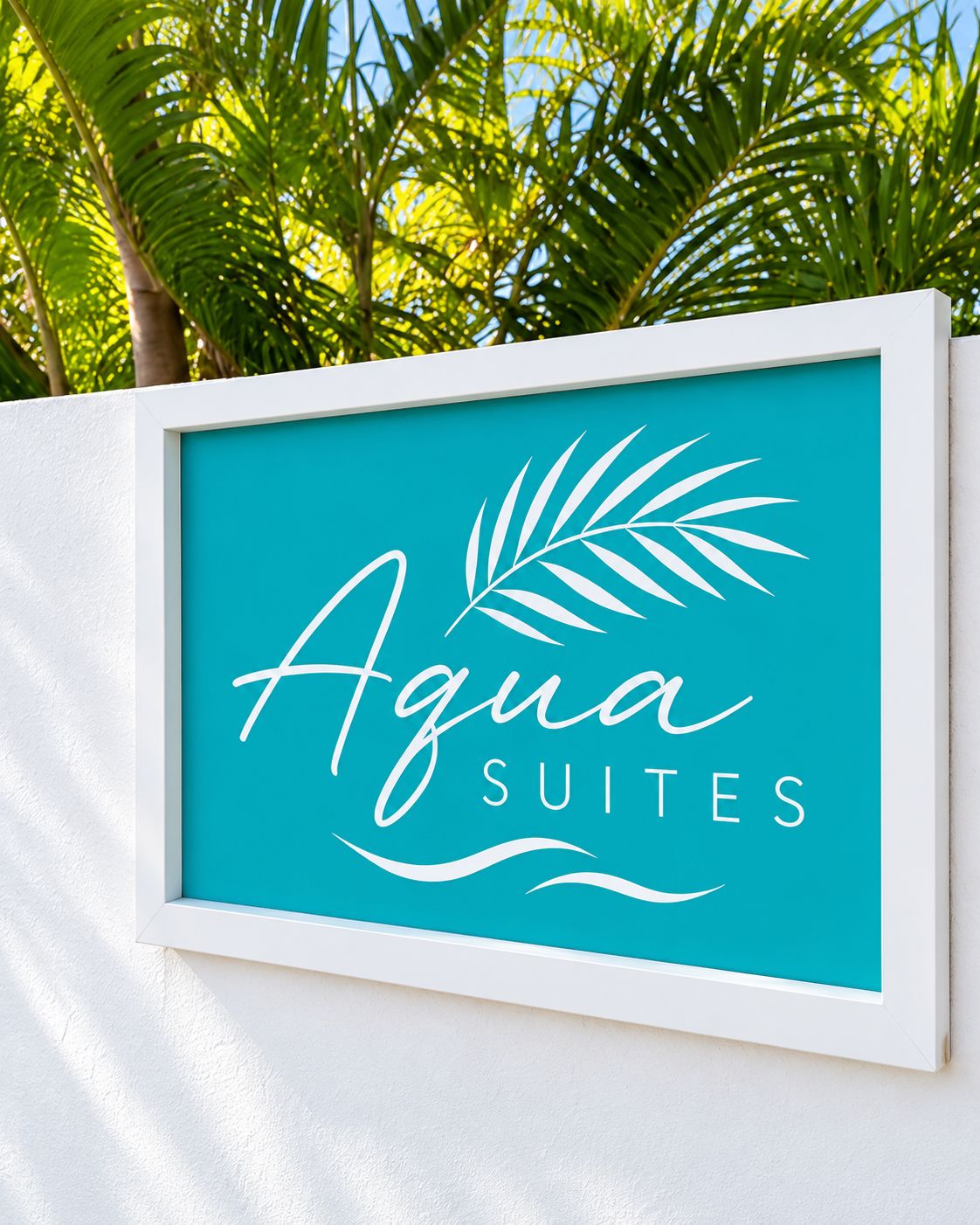 En skylt för ”Agua Suites” med en design som föreställer ett palmblad.