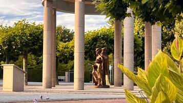 Ein Pavillon mit der Aufschrift 'BERGER MARGARETH' und einer Statue einer Frau und eines Kindes.