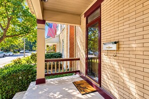 Property grounds - Large Short North House - Hot tub, FirePit, Private Parking, Best Location (Columbus)
