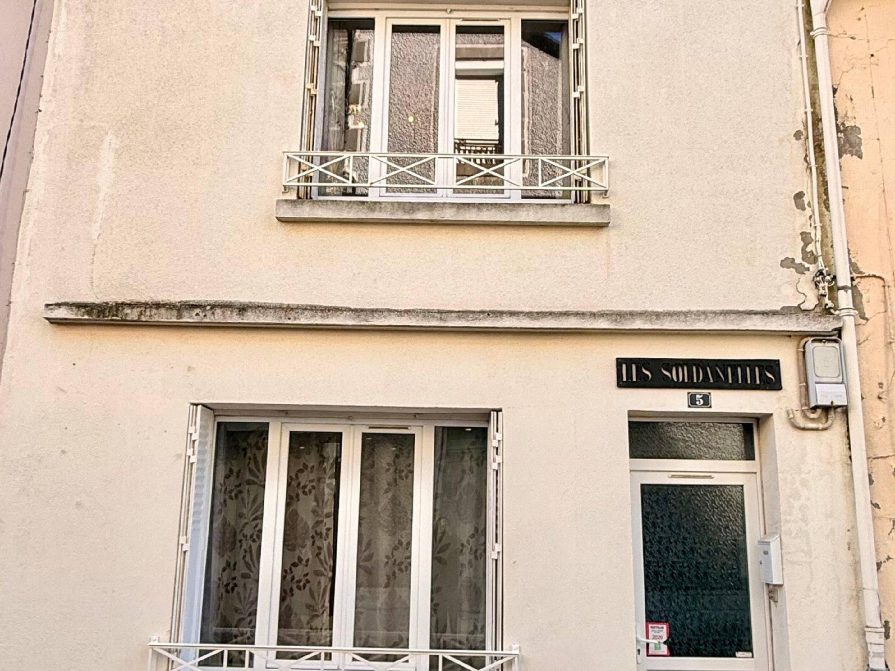 A building with a sign reading 'ITS SOLDANTITS' and the number 3.