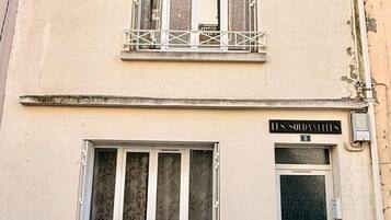 A building with a sign reading 'ITS SOLDANTITS' and the number 3.