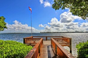 Cool off while watching dolphins and fish swim by on the Runaway Bay Fishing Pier and observation deck. - Dans Florida Condos Ocean Sands at Runaway Bay (Bradenton Beach)