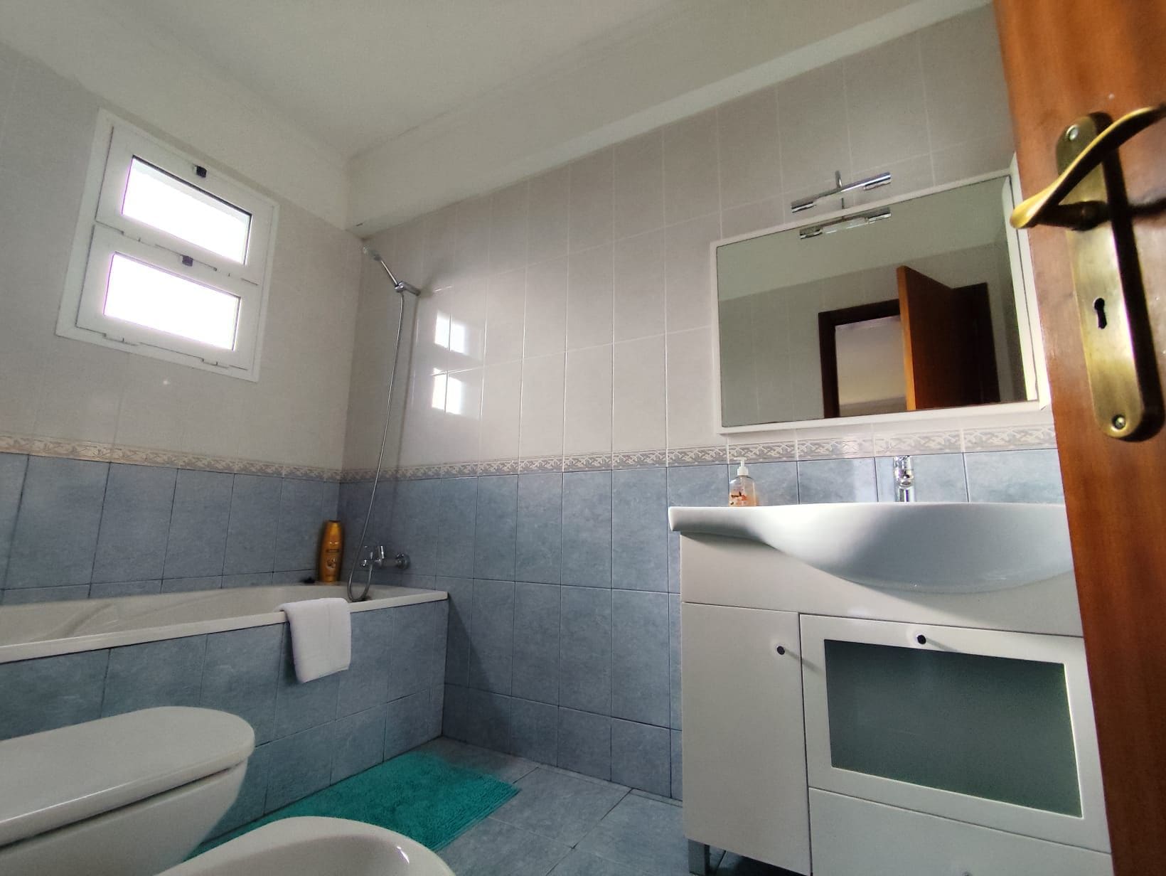 Un baño con inodoro, bañera y lavabo.