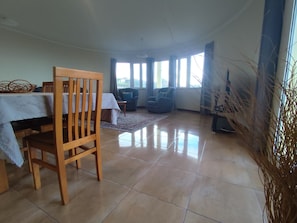 Un vaste espace de vie comprenant une table à manger, des chaises et un canapé.