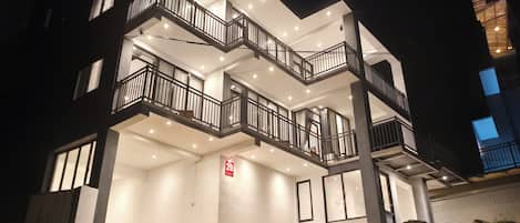 Un edificio de varios pisos con balcones y el rótulo de un hidrante.