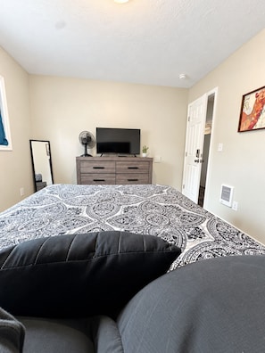 A bedroom with a bed, a dresser, a television, and a door. - 3-bedroom house in Keizer convenient located near I5 (Keizer)
