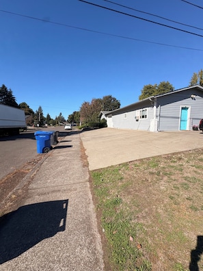 A residential area with a house, a driveway, and a parking lot. - 3-bedroom house in Keizer convenient located near I5 (Keizer)