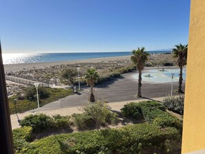 A coastal view with a sandy beach, a pool area, and a clear sky. - Duplex with panoramic view - 4 guests (Port Leucate)
