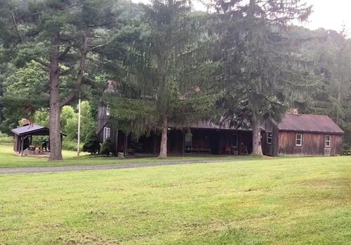 Cozy, Tranquil Cabin close to Breweries, Flight 93, Seven Springs,Hidden Valley.
