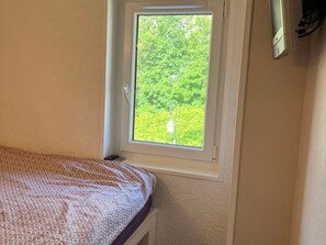 A bedroom with a window overlooking a green landscape. - Comfortable apartment - 4 guests (Valloire)