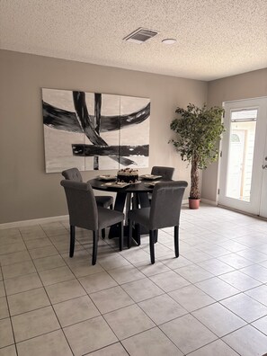 Dining - 3-bedroom house 15min from La Cantra/Sixflag /Utsa San Antonio (San Antonio)