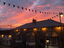 Un edificio con un letrero que dice 'The Locks Hotel' bajo un cielo crepuscular.
