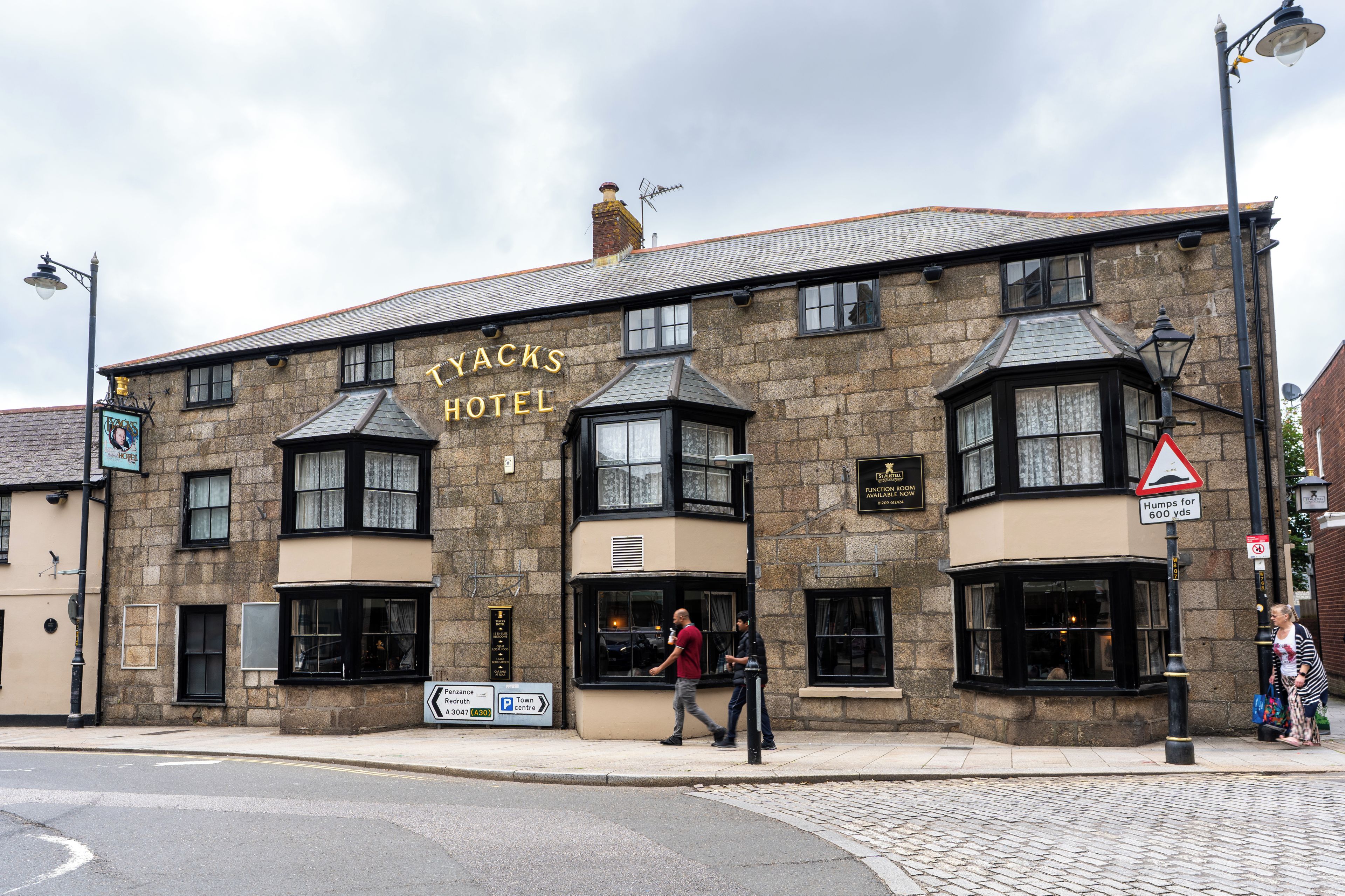 Un edificio de piedra tradicional con un letrero que dice 'YACKS HOTEL'.