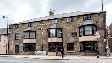 Un edificio de piedra tradicional con un letrero que dice 'YACKS HOTEL'.