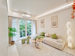 Una sala de estar moderna con sofá, mesa de centro y adornos.