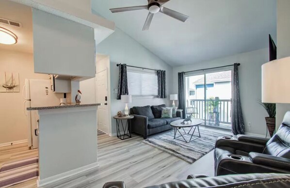 Living area - Palms Escape (Galveston)
