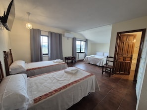 A hotel room with two beds, a desk, and a chair. - La Casona de Tamaya (Tamajón)