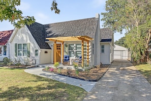 Exterior - Charming MidTown Tulsa Home, w/Game Room,Walking Distance to Tulsa Expo Center (Tulsa)