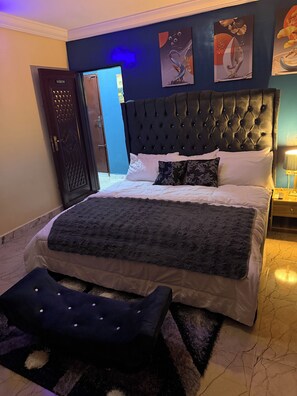 Room - Quaint and 24hrs secured 3-bedroom bungalow with AC in vibrant LA (LA)