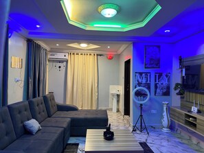 Living area - Quaint and 24hrs secured 3-bedroom bungalow with AC in vibrant LA (LA)