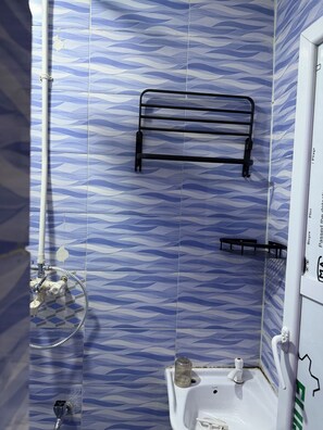Bathroom - Quaint and 24hrs secured 3-bedroom bungalow with AC in vibrant LA (LA)