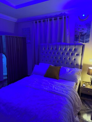 Room - Quaint and 24hrs secured 3-bedroom bungalow with AC in vibrant LA (LA)