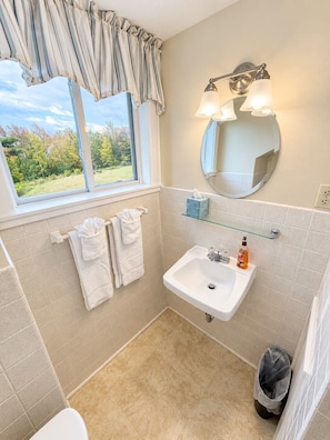 Clean & Cozy Bathroom with Natural Light - Wiley Inn | Peaceful 2BR Retreat in the Green Mountains (Peru)