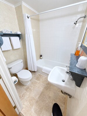 Fresh & Charming Bathroom - Wiley Inn | Stylish Stay in the Heart of Vermont (Peru)